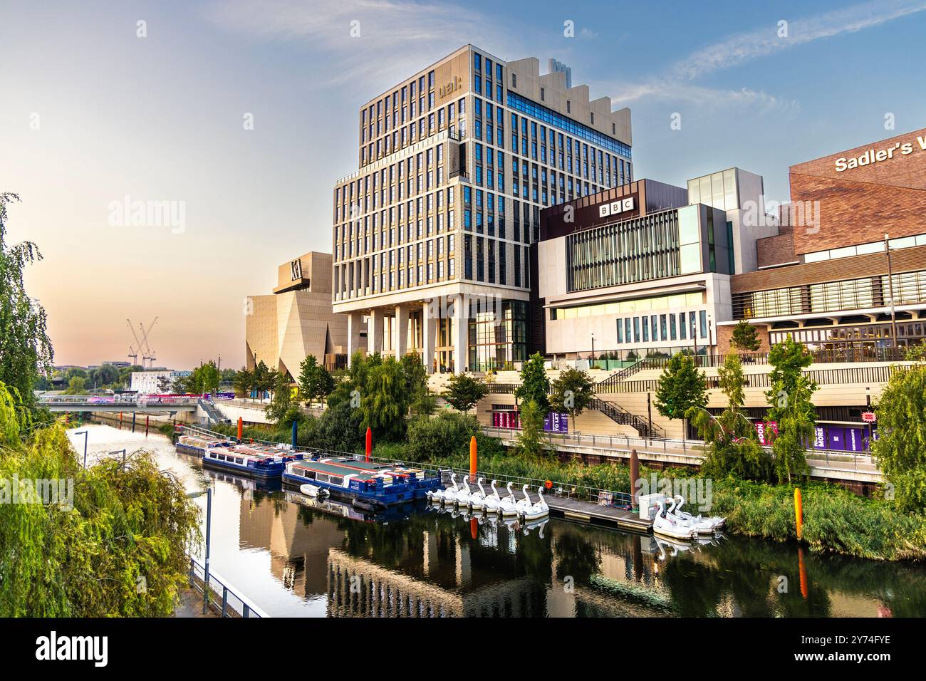 New V&A East Museum, London College of Fashion, BBC et Sadler's Wells East Buildings sur East Bank, Stratford, Londres, Angleterre Banque D'Images