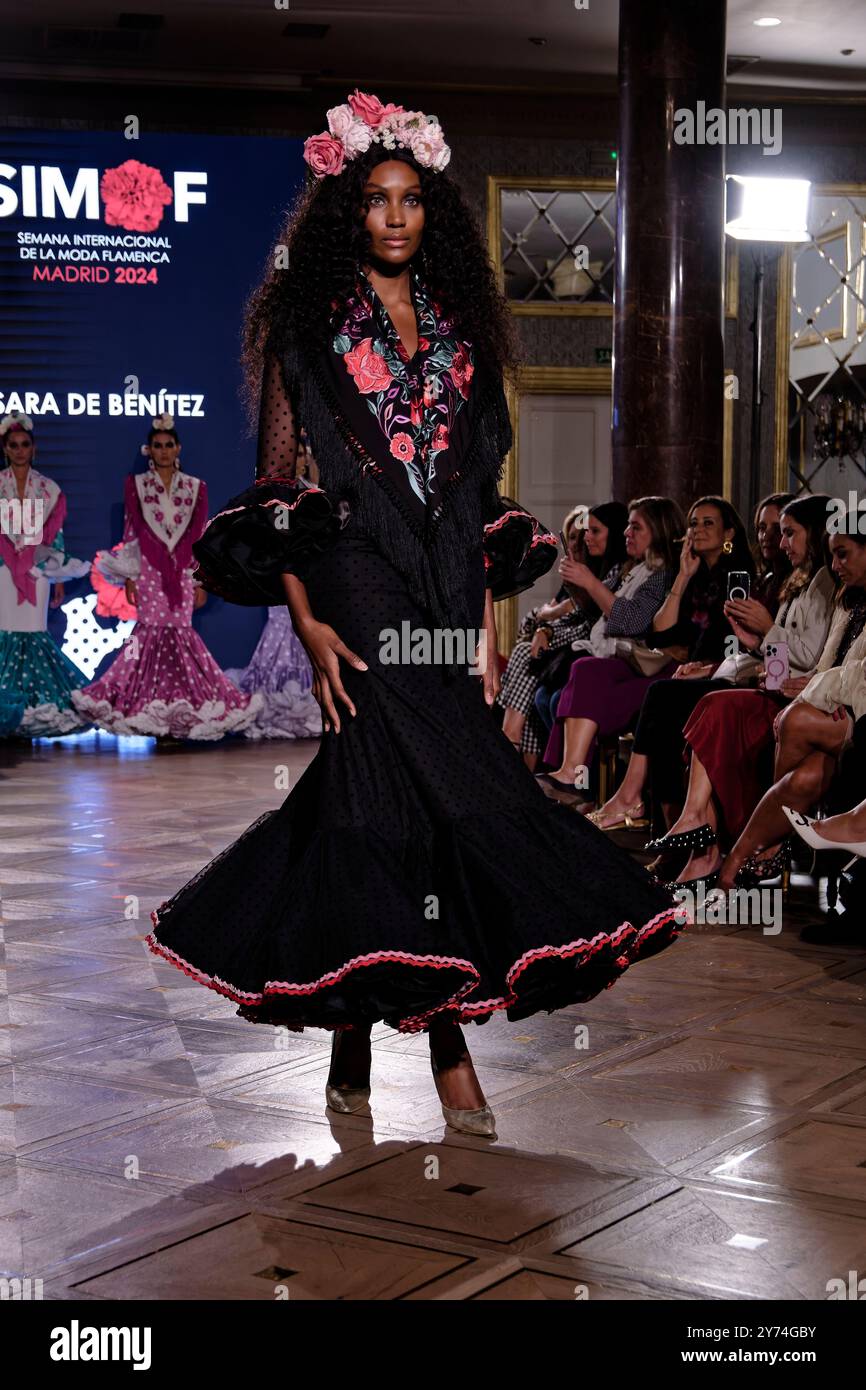 Madrid, Espagne. 27 septembre 2024. SIMOF Madrid, semaine internationale de la mode Flamenco - Un mannequin marche sur la piste de mode pendant le défilé Sara de Benitez au SIMOF Madrid, semaine internationale des collections de mode Flamenco au Wellington Hotel and Spa. Crédit : EnriquePSans/Alamy Live News Banque D'Images