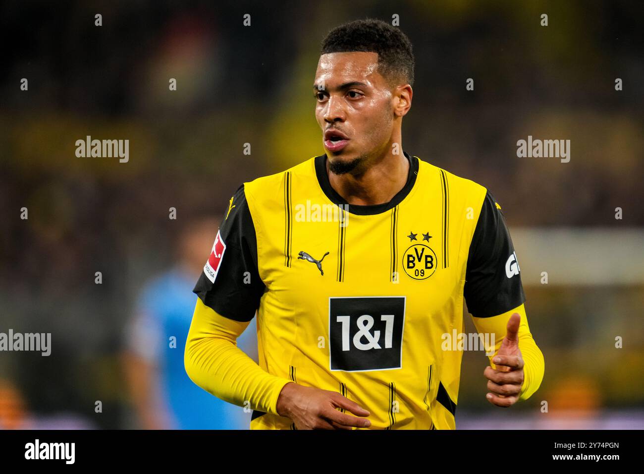 DORTMUND, ALLEMAGNE - SEPTEMBRE 27 : Felix Nmecha du Borussia Dortmund regarde pendant le match de Bundesliga entre le Borussia Dortmund et le VfL Bochum 1848 au signal Iduna Park le 27 septembre 2024 à Dortmund, Allemagne. (Photo de René Nijhuis) Banque D'Images