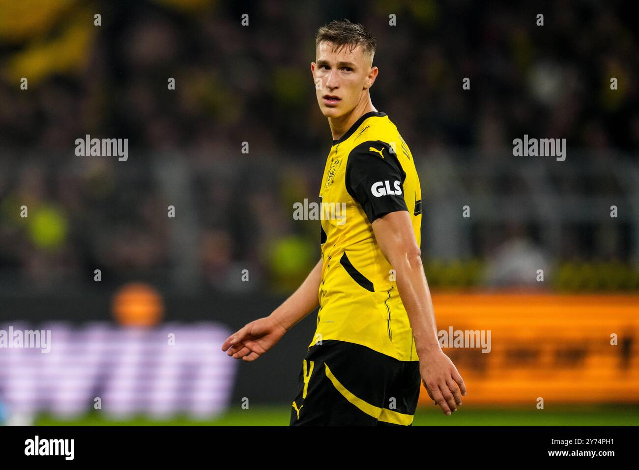 DORTMUND, ALLEMAGNE - SEPTEMBRE 27 : Nico Schlotterbeck du Borussia Dortmund regarde pendant le match de Bundesliga entre le Borussia Dortmund et le VfL Bochum 1848 au signal Iduna Park le 27 septembre 2024 à Dortmund, Allemagne. (Photo de René Nijhuis) Banque D'Images