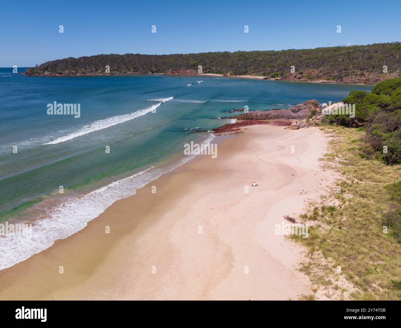 Vue aérienne de l'océan turquoise autour d'une rivière qui coule le long des plages de sable de Pambula Beach dans le sud de la Nouvelle-Galles du Sud, Australie. Banque D'Images