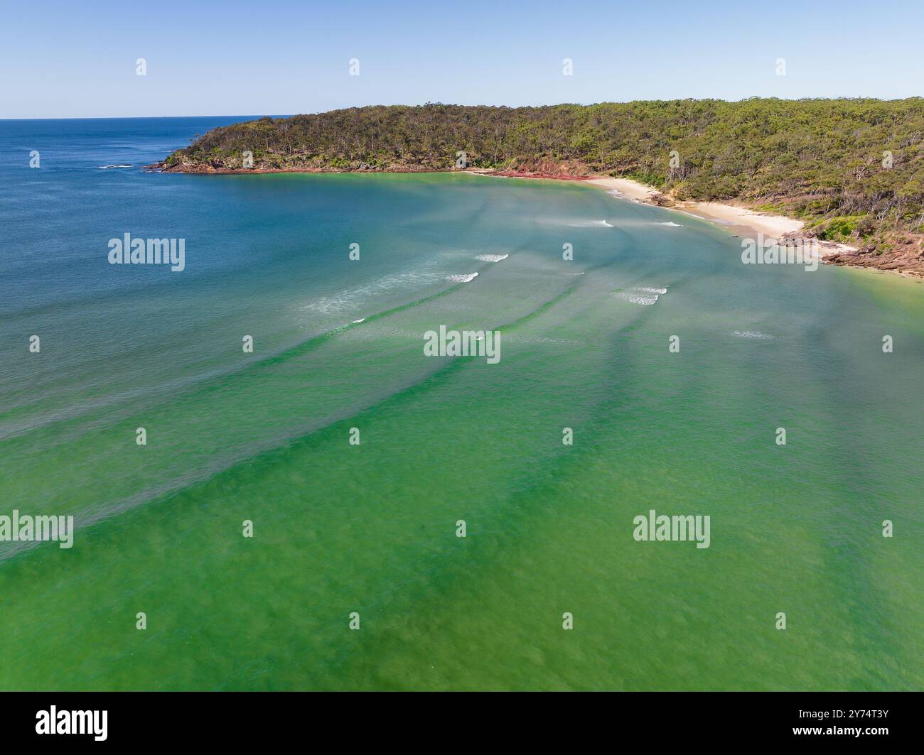 Vue aérienne de l'océan turquoise autour d'une rivière qui coule le long des plages de sable de Pambula Beach dans le sud de la Nouvelle-Galles du Sud, Australie. Banque D'Images