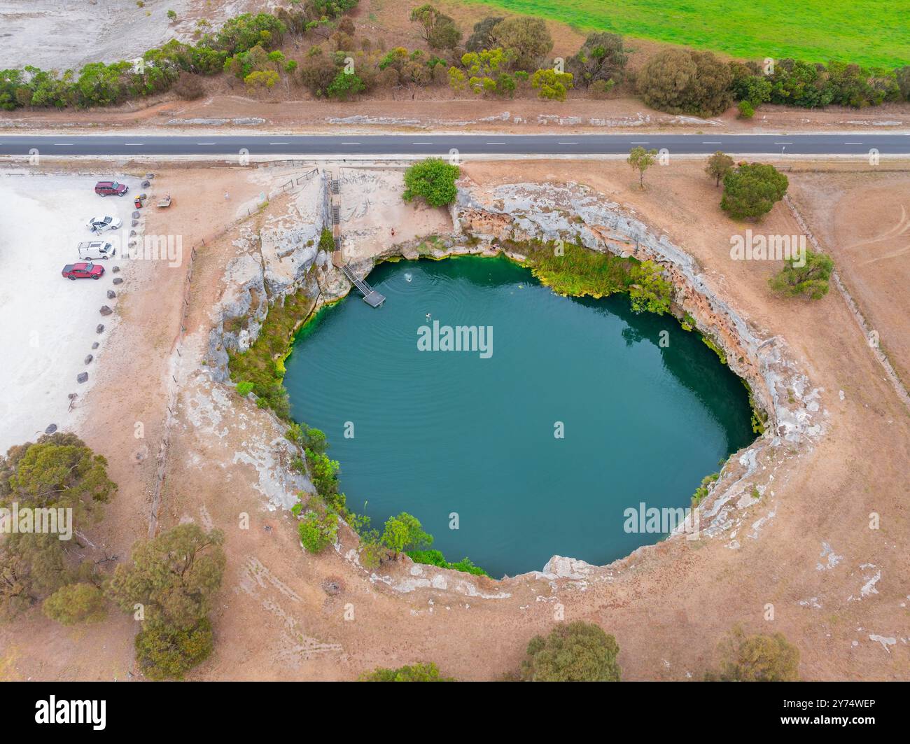 Vue aérienne d'un petit lac bleu dans un gouffre calcaire à Mout Schank sur la côte calcaire en Australie méridionale Banque D'Images