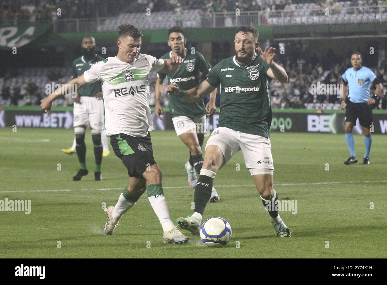 Curitiba, Brésil. 27 septembre 2024. PR - CURITIBA - 09/27/2024 - B 2024 BRÉSILIEN, CORITIBA x GOIAS - Natanael, un joueur de Coritiba, conteste un mouvement avec un joueur de Goias lors d'un match au stade Couto Pereira pour le championnat brésilien B 2024. Photo : Gabriel Machado/AGIF (photo de Gabriel Machado/AGIF/SIPA USA) crédit : SIPA USA/Alamy Live News Banque D'Images