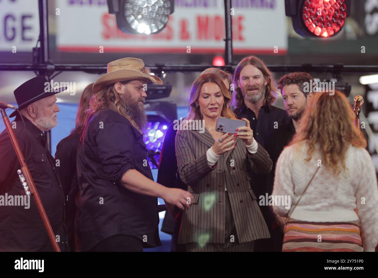 New York, NY - 27 septembre 2024 : Chris Stapleton, star de la musique country, et sa femme, Morgane Stapleton, se produisent en direct au Today Show de NBC au Rockefeller Center à New York. Le couple a livré un ensemble émotif, captivant la foule avec leurs harmonies et leur présence puissante. La performance faisait partie de la série de concerts d'été du 'Today' Show, attirant les fans de toute la ville pour profiter de l'expérience musicale live. Photo : Giada Papini Rampelotto/EuropaNewswire Banque D'Images