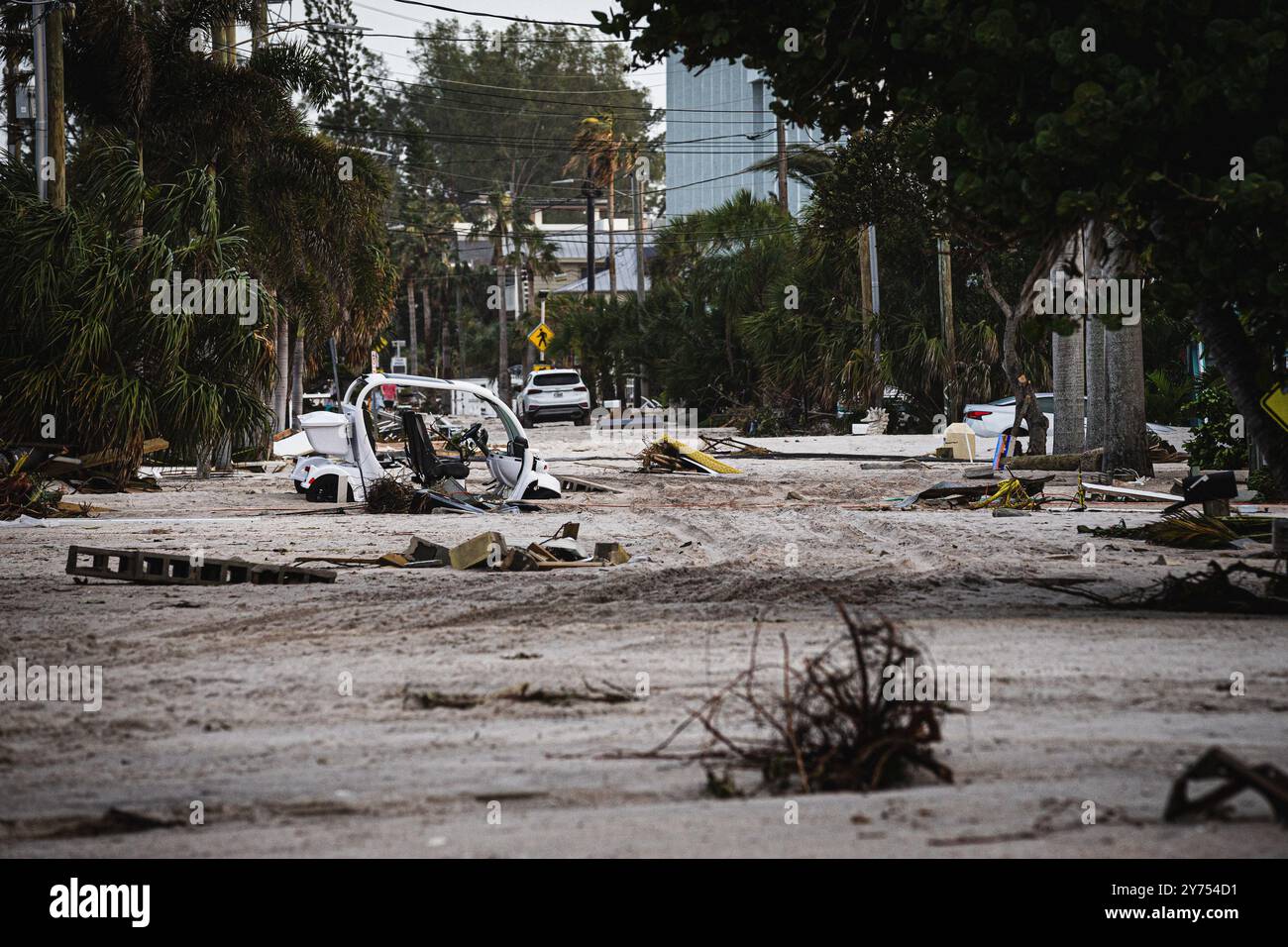 Treasure Island, Floride, États-Unis. 27 septembre 2024. Des arbres tombés et des dommages matériels sont présents à la suite des effets dévastateurs de l'OURAGAN HELENE (crédit image : © Dave Decker/ZUMA Press Wire) USAGE ÉDITORIAL SEULEMENT! Non destiné à UN USAGE commercial ! Banque D'Images