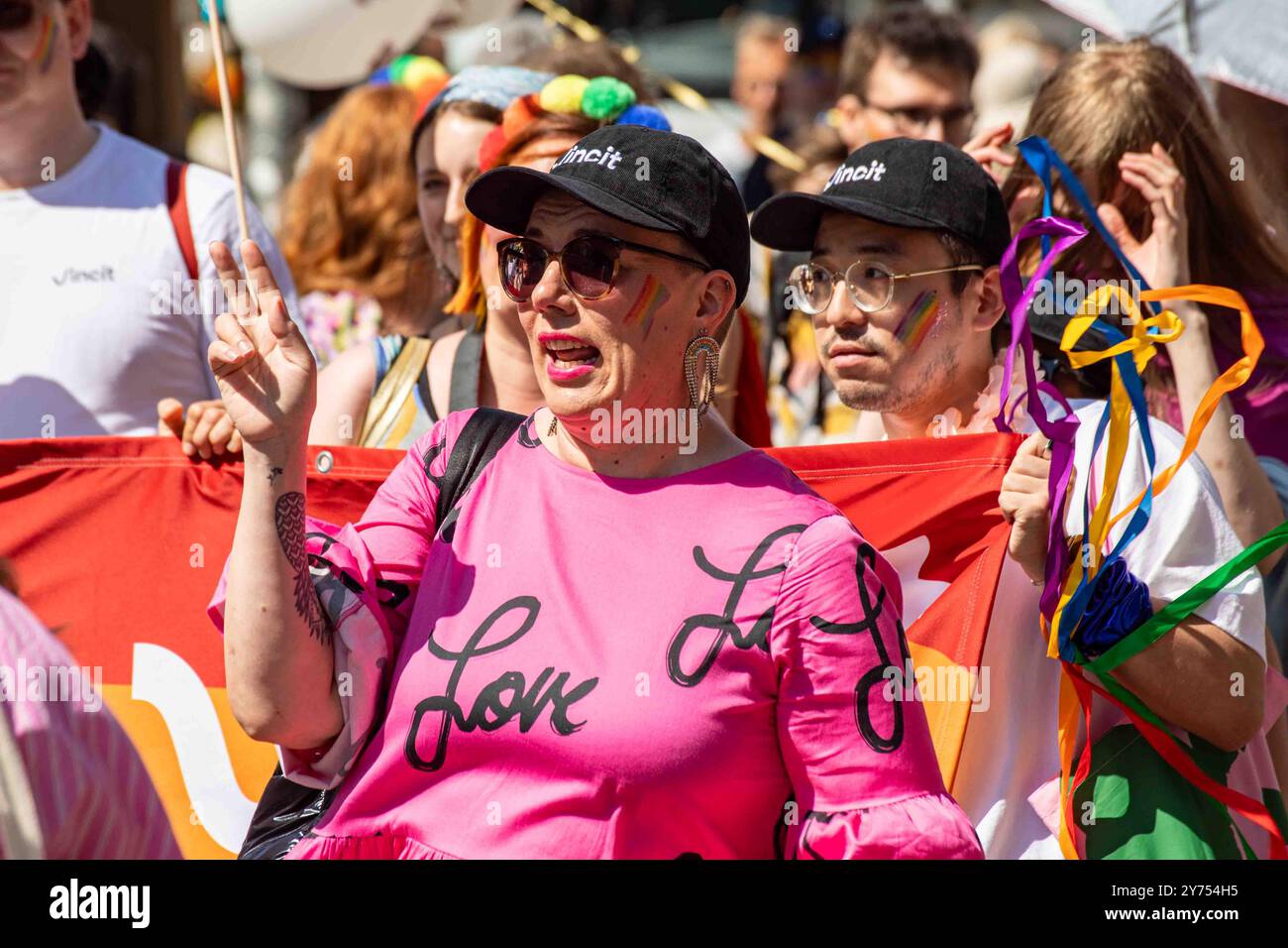 Femme célébrant le mois de la fierté à Helsinki Pride 2024 Parade sur Mannerheimintie à Helsinki, Finlande Banque D'Images