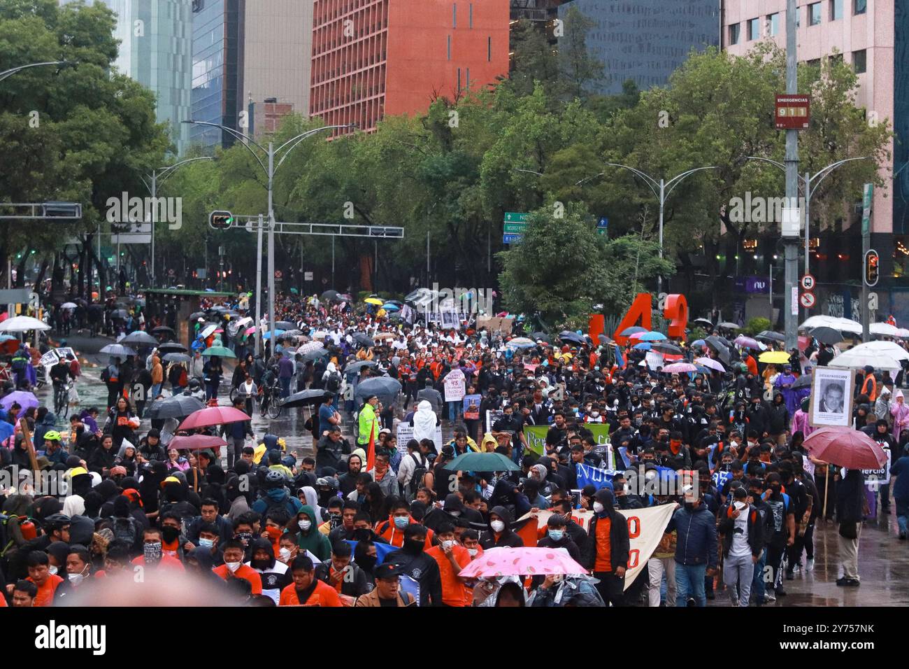 Manifestation pour réclamer justice aux victimes d'Ayotzinapa après 10 ans, des manifestants prennent part à une manifestation pour soutenir les parents des victimes étudiantes rurales pour réclamer justice lors du 10ème anniversaire de la disparition forcée des 43 élèves de l'école rurale normale Raul Isidro Burgos d'Ayotzinapa, en 2014 à Iguala, Guerrero. Le 26 septembre 2024 à Mexico, Mexique. Photo de Carlos Santiago/ Eyepix Group. Mexico CDMX Mexique Copyright : xCarlosxSantiagox Banque D'Images