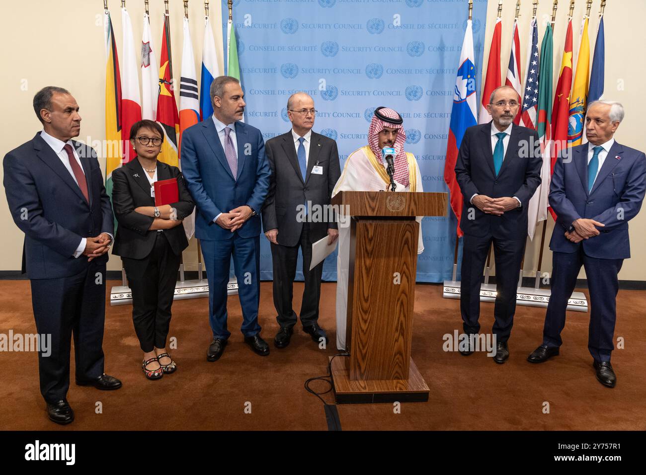 New York, NY, États-Unis, 27 septembre 2024 : rencontre avec la presse du ministre des Affaires étrangères du Royaume d'Arabie saoudite, le prince Faisal bin Farhan Al Saoud, avant la réunion du Conseil de sécurité sur la situation au moyen-Orient au siège de l'ONU à New York le 27 septembre 2024. Crédit : Lev Radin/Alamy Live News Banque D'Images