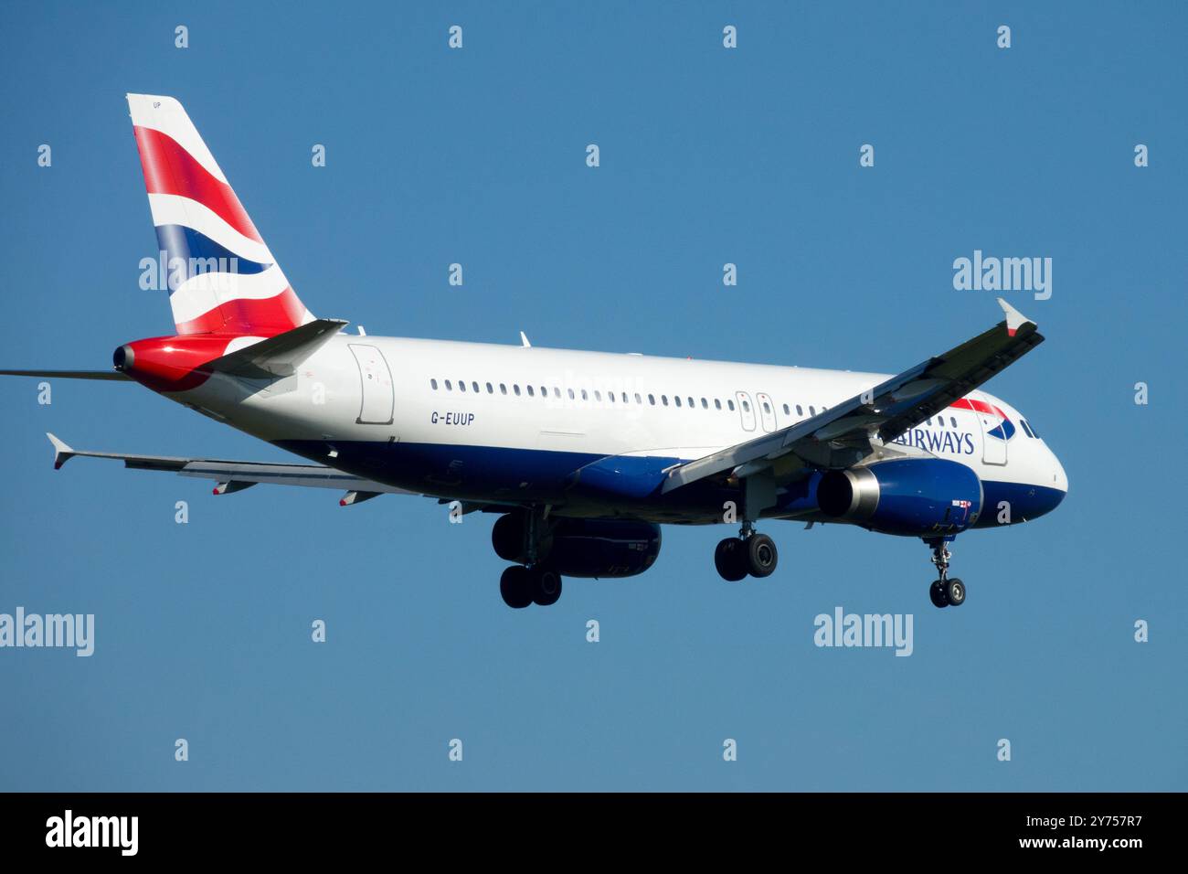 Avion de British Airways atterrissant Airbus A320 Airways British Airline Airlines exploitait un jet de passagers commercial à l'approche de Berlin Banque D'Images