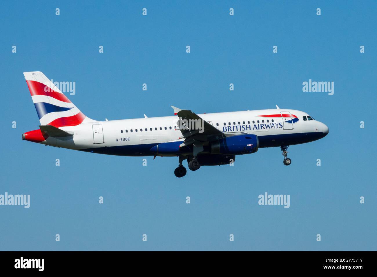 Avion British Airways atterrissant Airbus A319 vue latérale large Banque D'Images