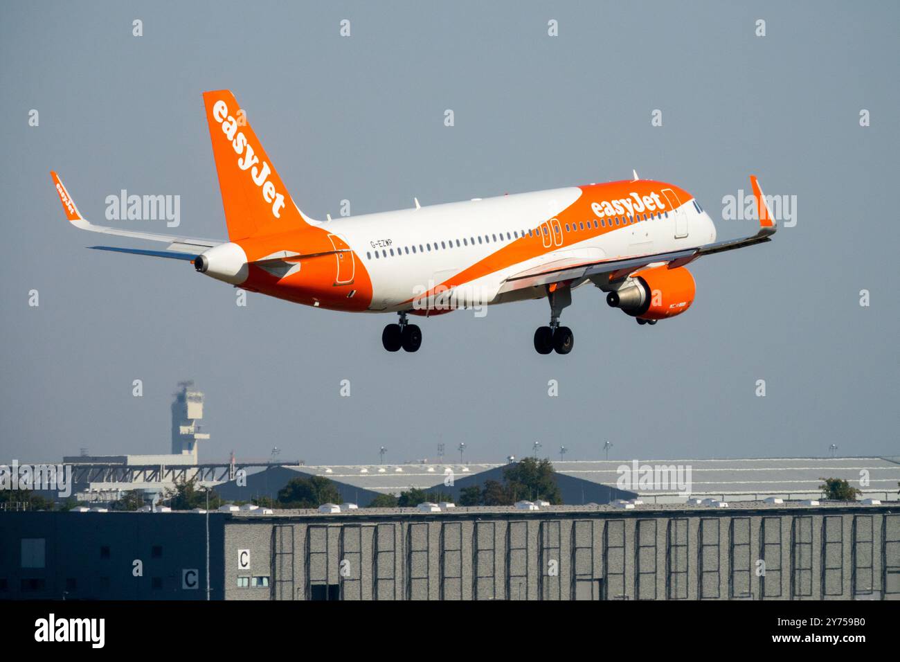 EasyJet Landing Berlin Airport Brandenburg Ber Banque D'Images