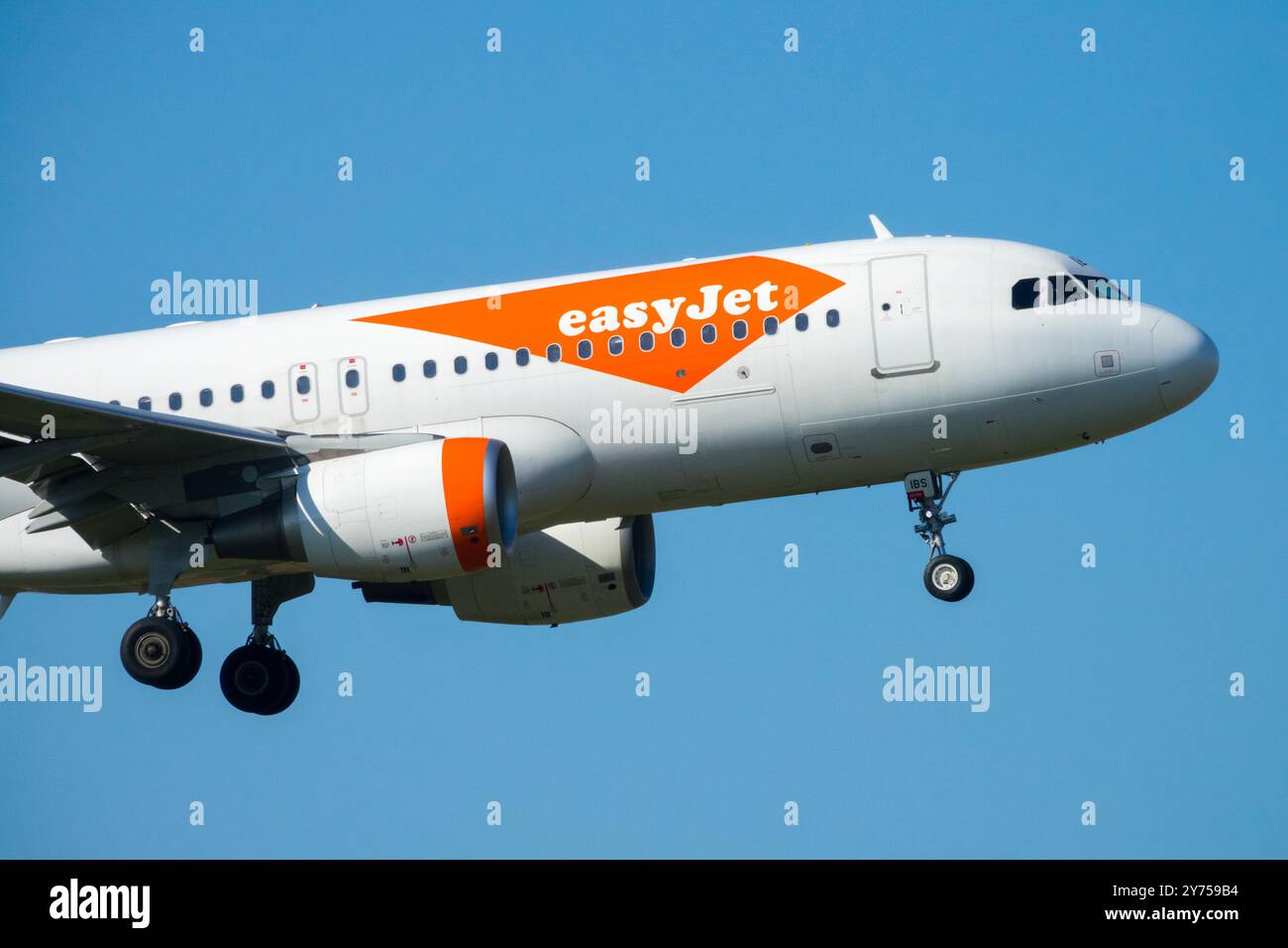 Un Airbus A320-200 EasyJet approche de Berlin EasyJet atterrissant châssis étendu à roues éjectées Banque D'Images