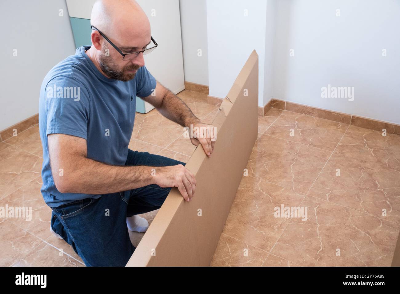 Portrait d'un homme assemblant des meubles. Faites-le vous-même ensemble de meubles. Banque D'Images