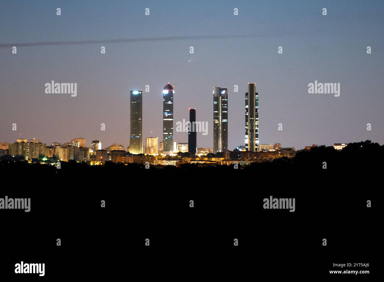Madrid, Espagne. 28 septembre 2024. La comète C/2023 A3 (Tsuchinshan-ATLAS), aussi appelée « la comète du siècle », traverse le ciel au-dessus des gratte-ciels de Madrid connus sous le nom de zone d’affaires des quatre tours. Crédit : Marcos del Mazo/Alamy Live News Banque D'Images