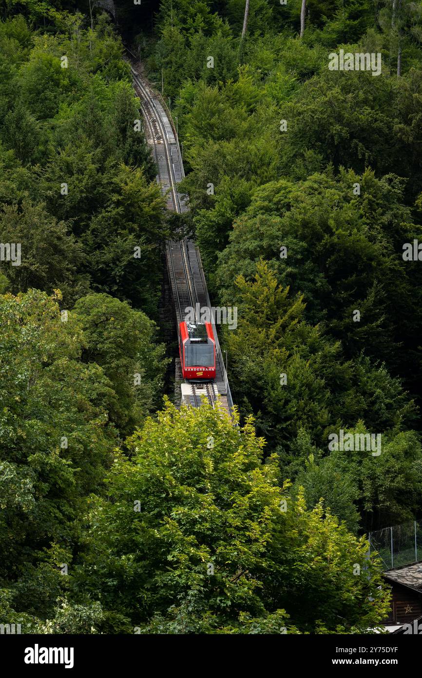 La vue sur le funiculaire de chemin de fer à Harder Kulm surplombant Interlaken et le lac sans personne en vue un jour d'été. Banque D'Images