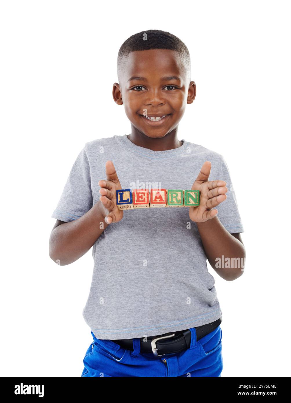 Enfant noir, portrait et blocs de bois avec alphabet pour l'éducation, l'apprentissage ou le développement sur un fond blanc de studio. Jeune africain, garçon ou enfant Banque D'Images