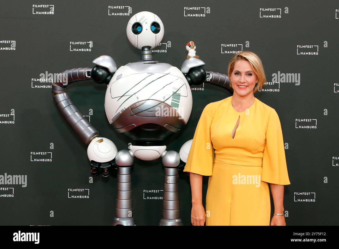 Rozzum 7134 und Judith Rakers BEI der Premiere des Animationsfilms Der wilde Roboter / The Wild robot auf dem 32. Filmfest Hamburg 2024 im Cinemaxx Dammtor. Hambourg, 27.09.2024 *** Rozzum 7134 et Judith Rakers à l'avant-première du film d'animation The Wild robot au Filmfest 32 de Hambourg 2024 au Cinemaxx Dammtor Hamburg, 27 09 2024 Foto:XC.xTamckex/xFuturexImagex Roboter 4914 Banque D'Images