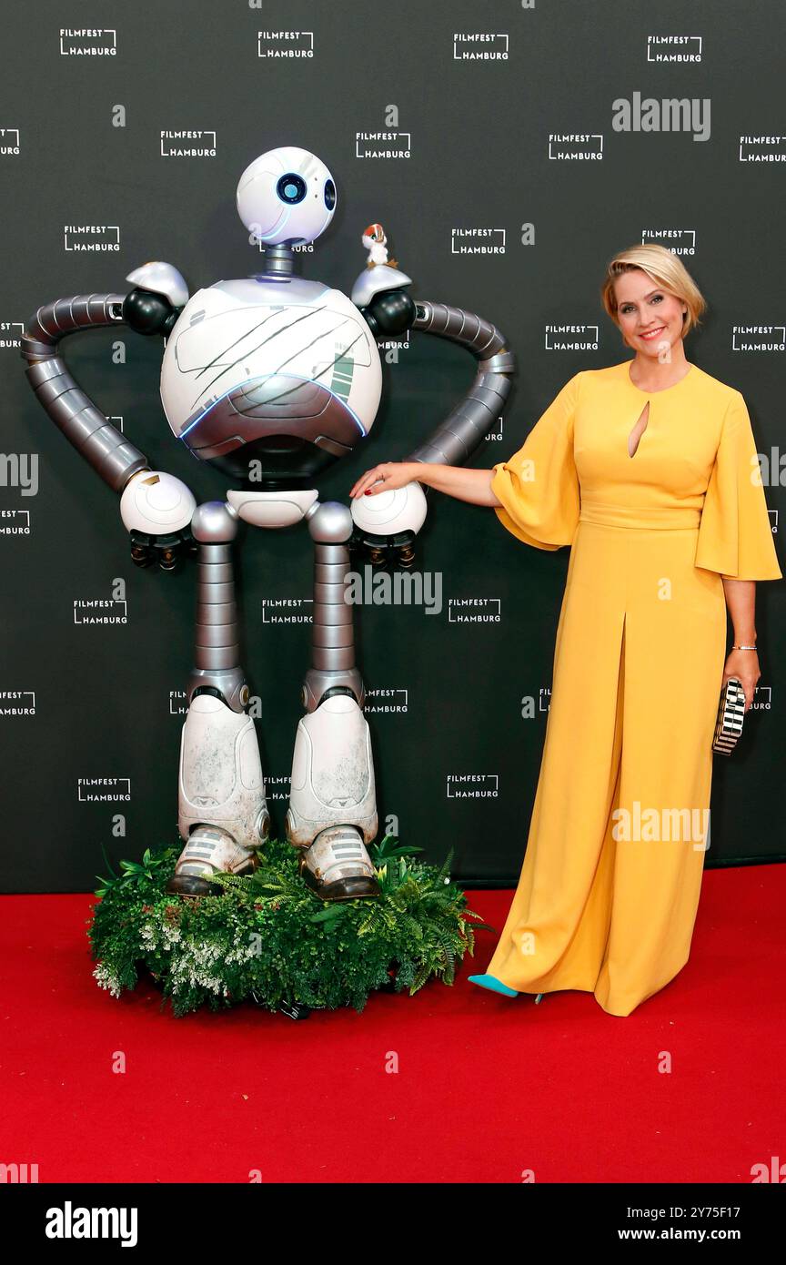 Rozzum 7134 und Judith Rakers BEI der Premiere des Animationsfilms Der wilde Roboter / The Wild robot auf dem 32. Filmfest Hamburg 2024 im Cinemaxx Dammtor. Hambourg, 27.09.2024 *** Rozzum 7134 et Judith Rakers à l'avant-première du film d'animation The Wild robot au Filmfest 32 de Hambourg 2024 au Cinemaxx Dammtor Hamburg, 27 09 2024 Foto:XC.xTamckex/xFuturexImagex Roboter 4910 Banque D'Images
