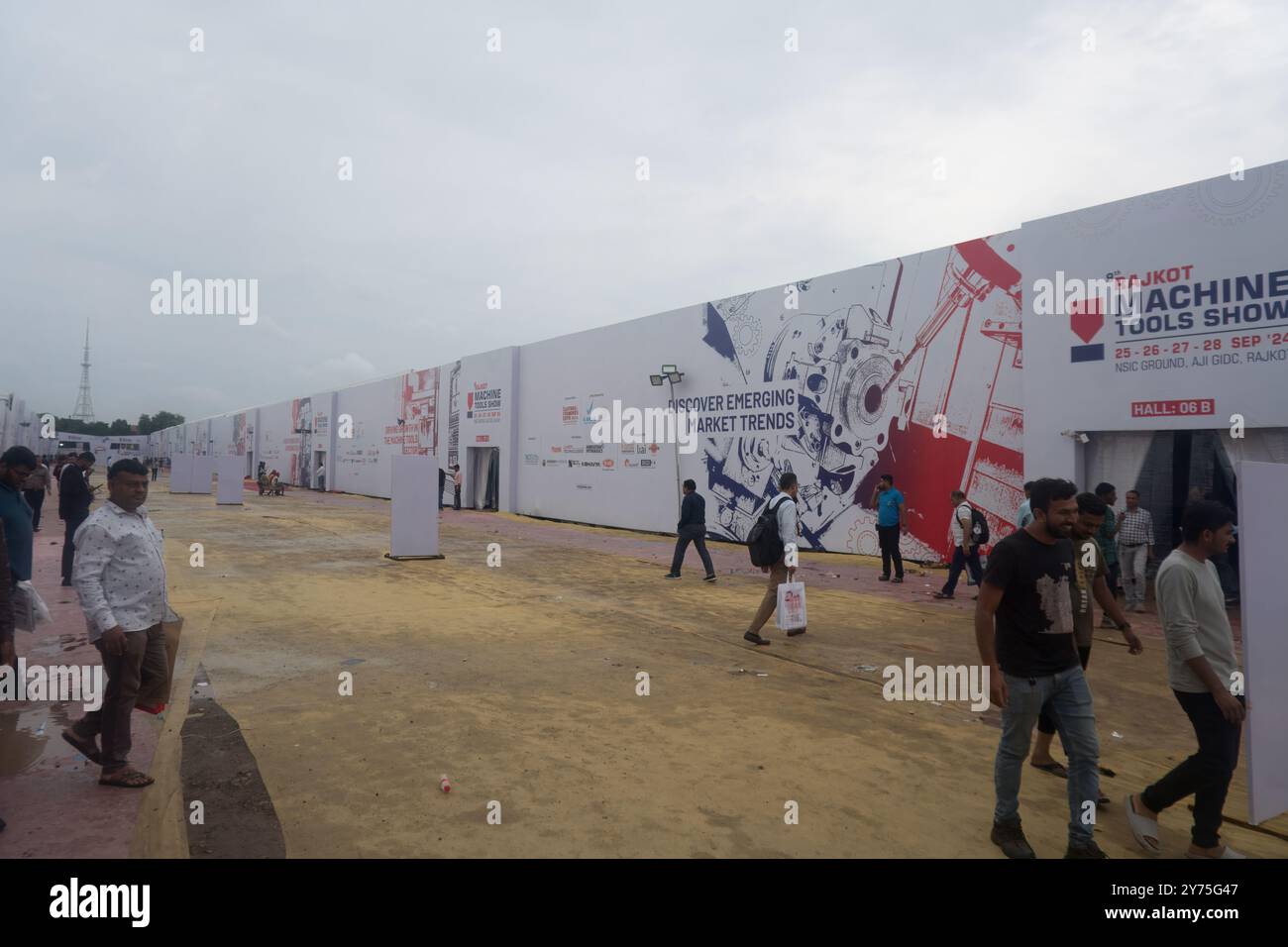 Rajkot, Gujarat, Inde. 27 septembre 2024. Vue longue de l'expo, Rajkot machine Tools Show 2024. Crédit : Nasirkhan Davi/Alamy Live News Banque D'Images