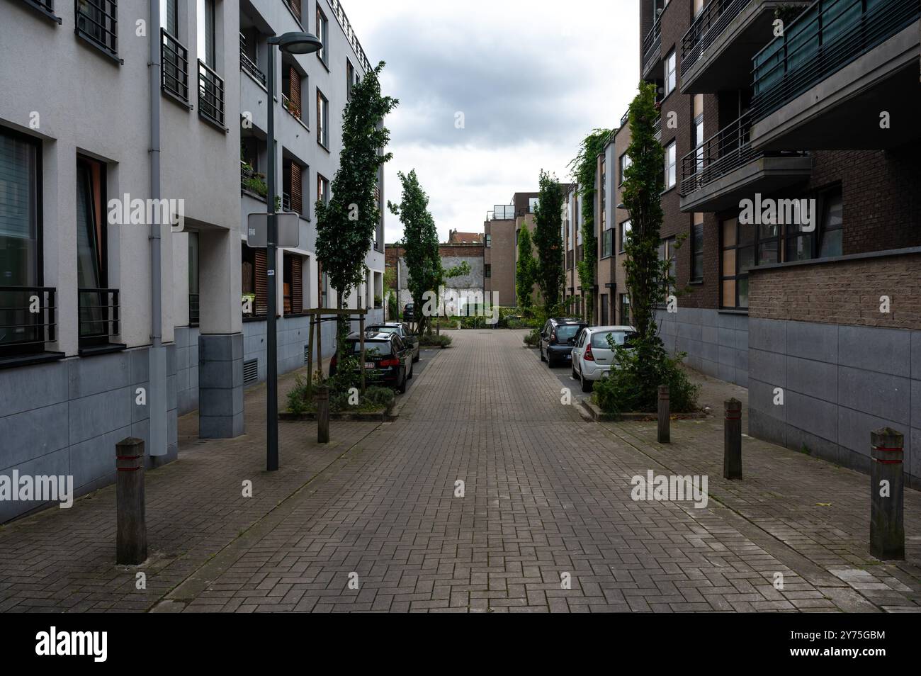 Rue résidentielle avec immeubles d'habitation contemporains, le Clos René Magritte, jette, Bruxelles, Belgique, SEP 27, 2024 Banque D'Images