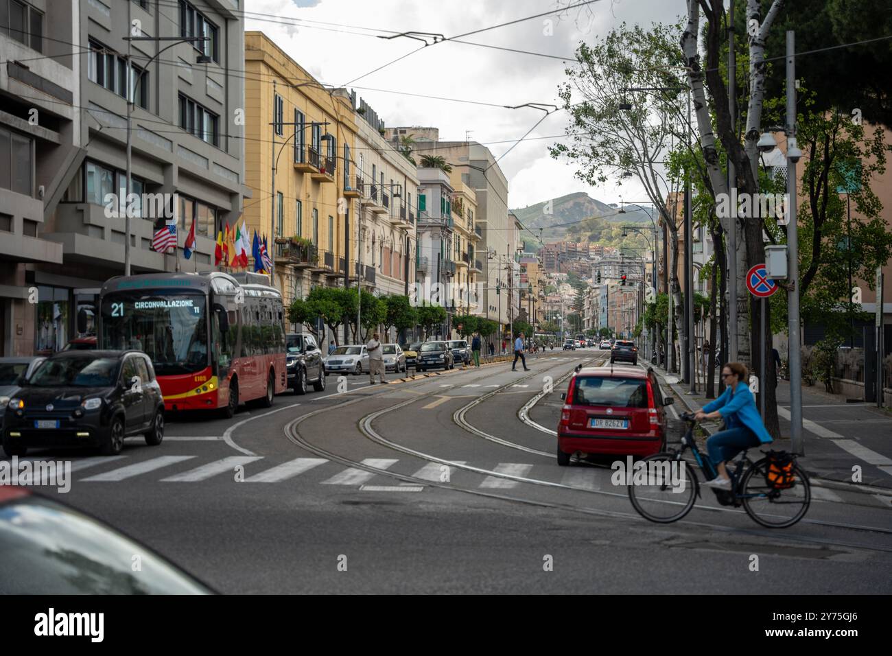 Messina, Italie - vue sur la rue via T. Cannizzaro. Paysage urbain de Messine montrant des voitures se déplaçant le long des lignes de tramway, collines en arrière-plan. Banque D'Images
