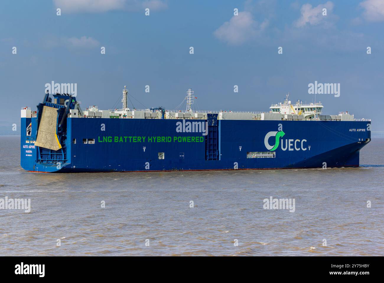 Transporteur de véhicules Auto Aspire se dirigeant vers Royal Portbury Docks par un jour couvert avec un peu de soleil Banque D'Images