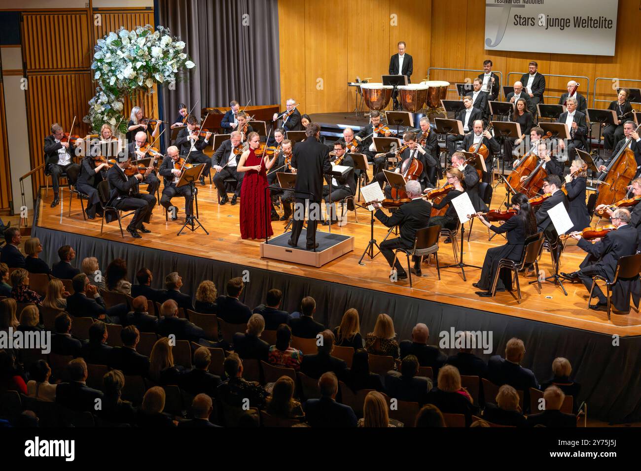 27.09.2024, internationales Festival der Klassischen Musik : Festival der Nationen 2024, im Kurhaus Bad Wörishofen im Unterallgäu, Festivaleröffnung mit Julia Fischer Violine Andrey Boreyko, dirigeant der Wiener Symphoniker. 27.09.2024, Klassikfestival Bad Wörishofen 27.09.2024, Klassikfestival Bad Wörishofen *** 27 09 2024, Festival international de musique classique des Nations 2024, Kurhaus Bad Wörishofen à Unterallgäu, ouverture du festival avec Julia Fischer violon Andrey Boreyko, chef d'orchestre de l'Orchestre symphonique de Vienne 27 09 2024, Festival de musique classique Bad Wörishofen 27 09 2 Banque D'Images