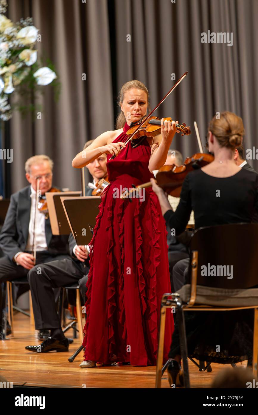 27.09.2024, internationales Festival der Klassischen Musik : Festival der Nationen 2024, im Kurhaus Bad Wörishofen im Unterallgäu, Festivaleröffnung mit Julia Fischer Violine Andrey Boreyko, dirigeant der Wiener Symphoniker. 27.09.2024, Klassikfestival Bad Wörishofen 27.09.2024, Klassikfestival Bad Wörishofen *** 27 09 2024, Festival international de musique classique des Nations 2024, Kurhaus Bad Wörishofen à Unterallgäu, ouverture du festival avec Julia Fischer violon Andrey Boreyko, chef d'orchestre de l'Orchestre symphonique de Vienne 27 09 2024, Festival de musique classique Bad Wörishofen 27 09 2 Banque D'Images