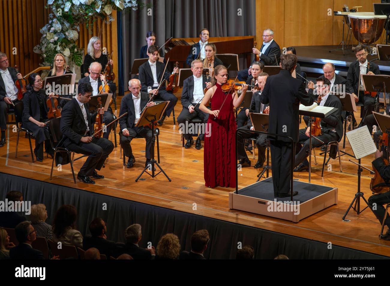 27.09.2024, internationales Festival der Klassischen Musik : Festival der Nationen 2024, im Kurhaus Bad Wörishofen im Unterallgäu, Festivaleröffnung mit Julia Fischer Violine Andrey Boreyko, dirigeant der Wiener Symphoniker. 27.09.2024, Klassikfestival Bad Wörishofen 27.09.2024, Klassikfestival Bad Wörishofen *** 27 09 2024, Festival international de musique classique des Nations 2024, Kurhaus Bad Wörishofen à Unterallgäu, ouverture du festival avec Julia Fischer violon Andrey Boreyko, chef d'orchestre de l'Orchestre symphonique de Vienne 27 09 2024, Festival de musique classique Bad Wörishofen 27 09 2 Banque D'Images