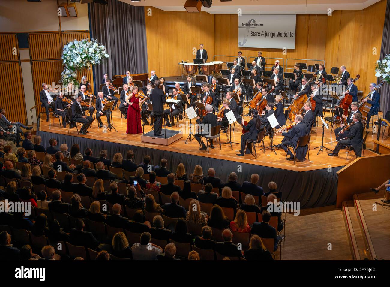 27.09.2024, internationales Festival der Klassischen Musik : Festival der Nationen 2024, im Kurhaus Bad Wörishofen im Unterallgäu, Festivaleröffnung mit Julia Fischer Violine Andrey Boreyko, dirigeant der Wiener Symphoniker. 27.09.2024, Klassikfestival Bad Wörishofen 27.09.2024, Klassikfestival Bad Wörishofen *** 27 09 2024, Festival international de musique classique des Nations 2024, Kurhaus Bad Wörishofen à Unterallgäu, ouverture du festival avec Julia Fischer violon Andrey Boreyko, chef d'orchestre de l'Orchestre symphonique de Vienne 27 09 2024, Festival de musique classique Bad Wörishofen 27 09 2 Banque D'Images