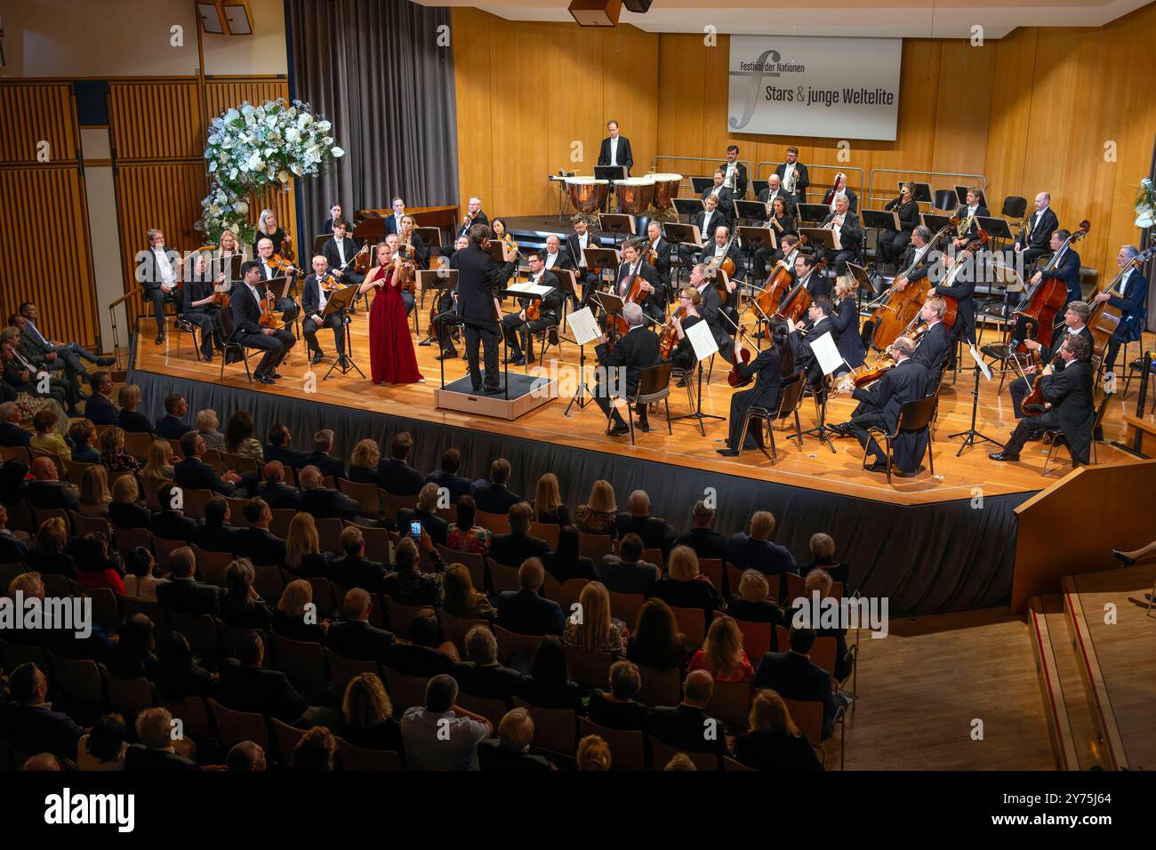 27.09.2024, internationales Festival der Klassischen Musik : Festival der Nationen 2024, im Kurhaus Bad Wörishofen im Unterallgäu, Festivaleröffnung mit Julia Fischer Violine Andrey Boreyko, dirigeant der Wiener Symphoniker. 27.09.2024, Klassikfestival Bad Wörishofen 27.09.2024, Klassikfestival Bad Wörishofen *** 27 09 2024, Festival international de musique classique des Nations 2024, Kurhaus Bad Wörishofen à Unterallgäu, ouverture du festival avec Julia Fischer violon Andrey Boreyko, chef d'orchestre de l'Orchestre symphonique de Vienne 27 09 2024, Festival de musique classique Bad Wörishofen 27 09 2 Banque D'Images