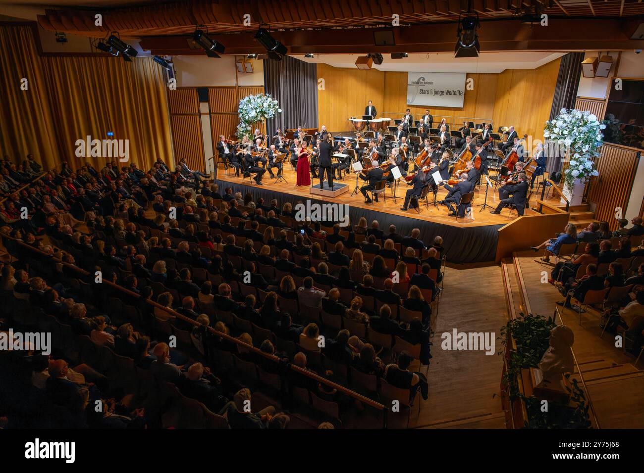 27.09.2024, internationales Festival der Klassischen Musik : Festival der Nationen 2024, im Kurhaus Bad Wörishofen im Unterallgäu, Festivaleröffnung mit Julia Fischer Violine Andrey Boreyko, dirigeant der Wiener Symphoniker. 27.09.2024, Klassikfestival Bad Wörishofen 27.09.2024, Klassikfestival Bad Wörishofen *** 27 09 2024, Festival international de musique classique des Nations 2024, Kurhaus Bad Wörishofen à Unterallgäu, ouverture du festival avec Julia Fischer violon Andrey Boreyko, chef d'orchestre de l'Orchestre symphonique de Vienne 27 09 2024, Festival de musique classique Bad Wörishofen 27 09 2 Banque D'Images