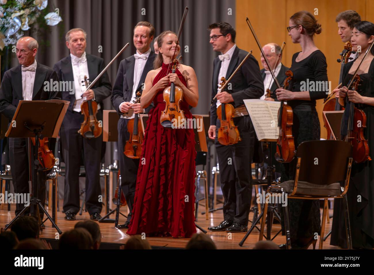 27.09.2024, internationales Festival der Klassischen Musik : Festival der Nationen 2024, im Kurhaus Bad Wörishofen im Unterallgäu, Festivaleröffnung mit Julia Fischer Violine Andrey Boreyko, dirigeant der Wiener Symphoniker. 27.09.2024, Klassikfestival Bad Wörishofen 27.09.2024, Klassikfestival Bad Wörishofen *** 27 09 2024, Festival international de musique classique des Nations 2024, Kurhaus Bad Wörishofen à Unterallgäu, ouverture du festival avec Julia Fischer violon Andrey Boreyko, chef d'orchestre de l'Orchestre symphonique de Vienne 27 09 2024, Festival de musique classique Bad Wörishofen 27 09 2 Banque D'Images