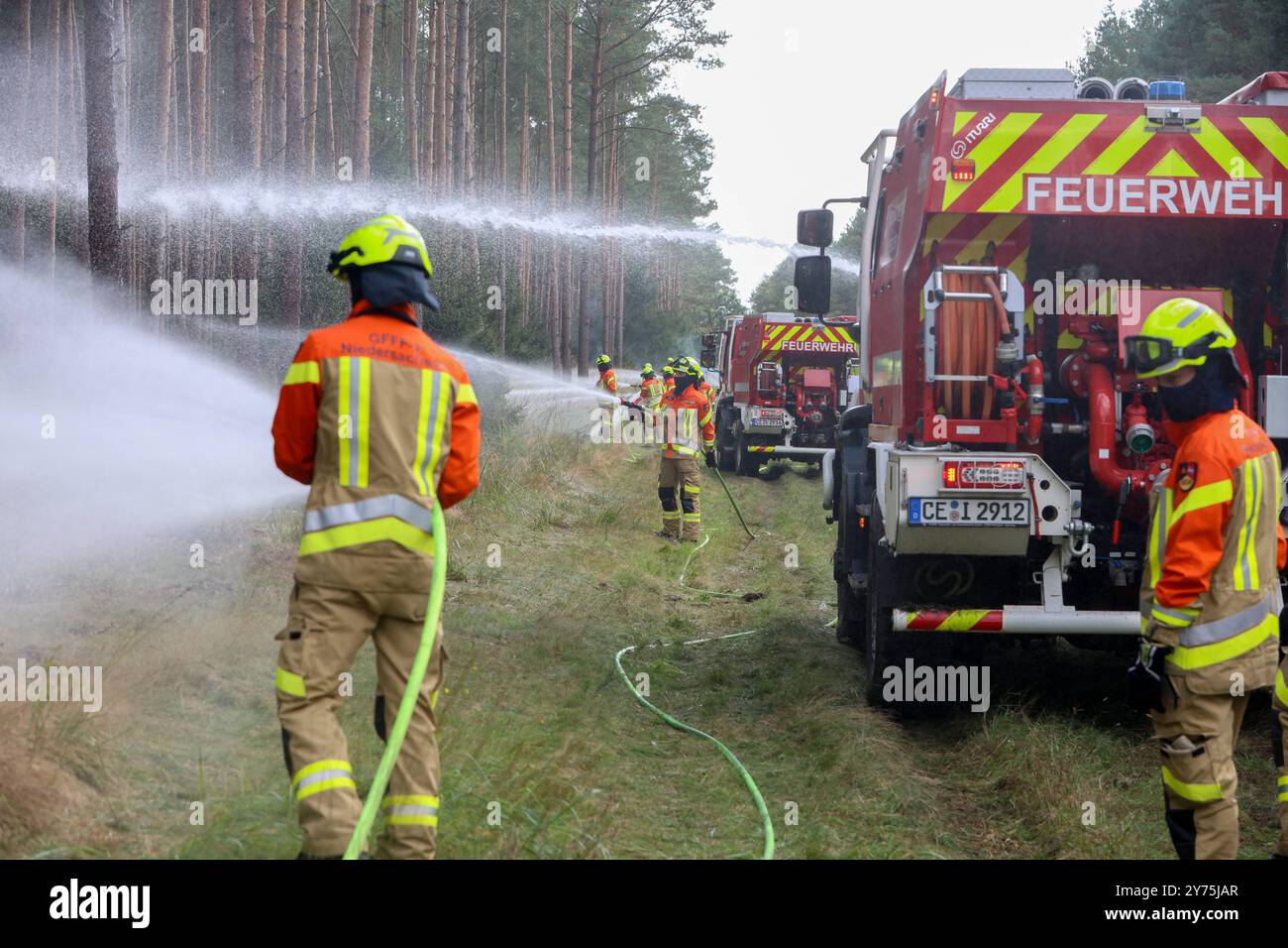 Katastrophenschutz - Länderübergreifende Großübung Eichkater 2024 - Niedersachsen und Bayern üben Bekämpfung von Waldbränden. Feuerwehrleute üben die Bekämpfung von Vegetationsbränden. Celle, DEU, Deutschland, 27.09.2024 *** exercice interétatique majeur de lutte contre les catastrophes Eichkater 2024 basse-Saxe et Bavière pratique de la lutte contre les incendies de forêt les pompiers pratique de la lutte contre les incendies de végétation celle, DEU, Allemagne, 27 09 2024 Banque D'Images