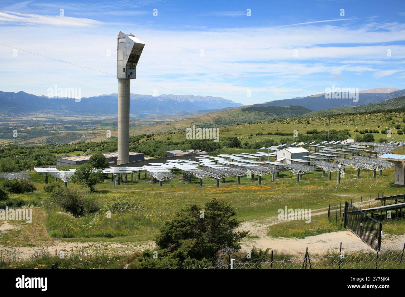 Vue sur la centrale solaire de Themis près du village français de Targasonne dans les Pyrénées-Orientales. Banque D'Images