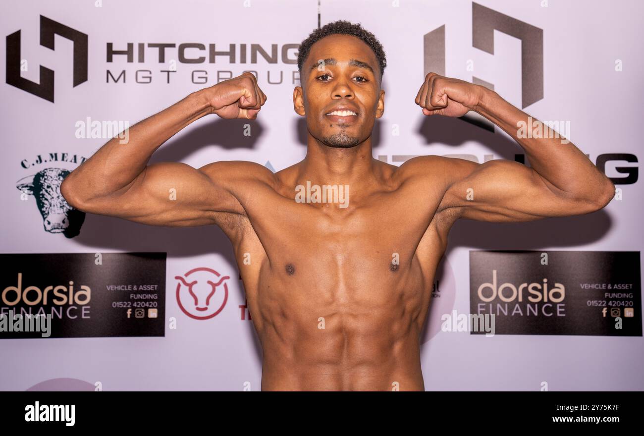 Boxeurs professionnels pesant avant un combat à South Parade Pier, Portsmouth. Banque D'Images