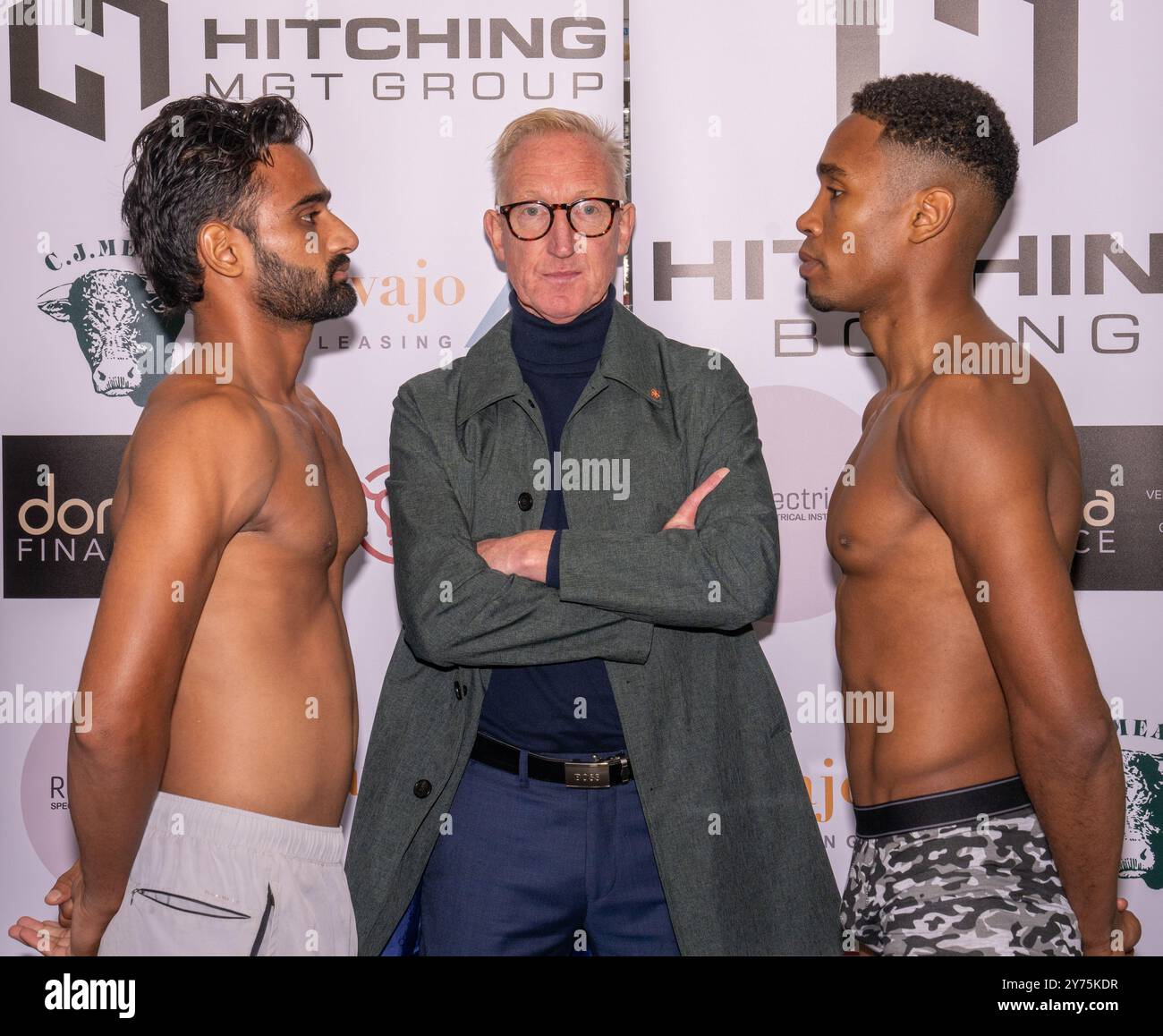 Boxeurs professionnels pesant avant un combat à South Parade Pier, Portsmouth. Banque D'Images