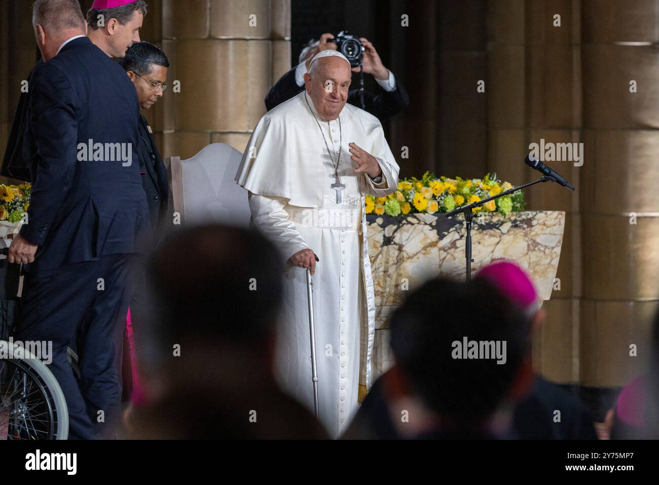 Bruxelles, Belgique. 28 septembre 2024. Le pape François (C) photographié lors d’une visite papale pour rencontrer le clergé belge à la Basilique nationale du Sacré-cœur à Koekelberg, Bruxelles, le samedi 28 septembre 2024. Chef de l’Église catholique le pape François, né Jorge Mario Bergoglio, est en visite en Belgique du 26 au 29 septembre pour célébrer le 600e anniversaire des universités KU Leuven et UCLouvain. BELGA PHOTO NICOLAS MAETERLINCK crédit : Belga News Agency/Alamy Live News Banque D'Images