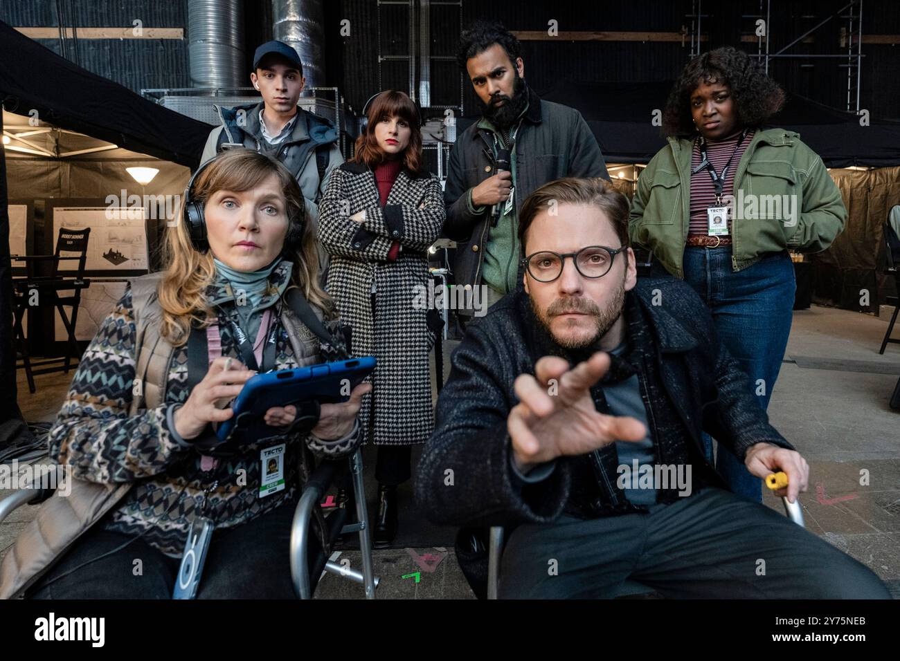 Série télévisée franchise (2024) créée par Jon Brown, Armando Iannucci et Sam Mendes et mettant en vedette Jessica Hynes, Daniel Brühl, Isaac Powell, Aya Cash, Himesh Patel et Lolly Adefope. HBO comédie originale sur une équipe piégée dans l'enfer dysfonctionnel de la création de films de super-héros de franchise. Photographie publicitaire ***USAGE ÉDITORIAL SEULEMENT***. Crédit : BFA / Colin Hutton / Max Banque D'Images