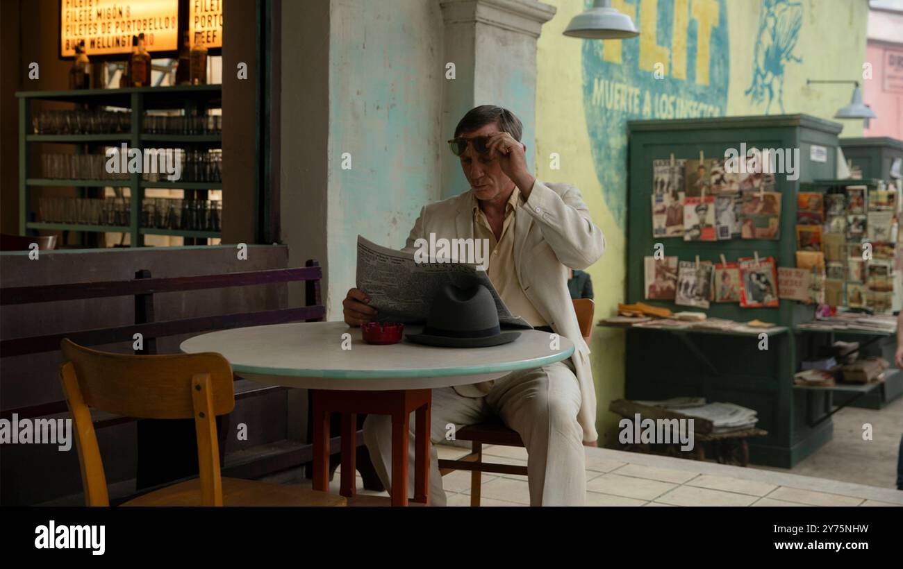 Queer (2024) réalisé par Luca Guadagnino avec Daniel Craig dans le rôle de William Lee qui devient passionné par un jeune dans cette adaptation du roman de William S. Burroughs qui se déroule dans la ville de Mexico des années 1940. Publicité encore ***USAGE ÉDITORIAL SEULEMENT***. Crédit : BFA / A24 Banque D'Images