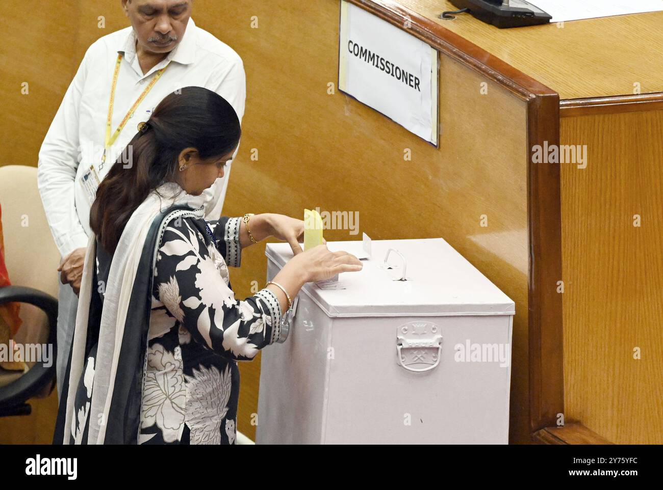 New Delhi, Inde. 27 septembre 2024. NEW DELHI, INDE - SEPTEMBRE 27 : les conseillers lors de l'élection des membres du comité permanent de MCD, qui se tient en présence du commissaire supplémentaire Jitendra Yadav, qui a été nommé président de séance, à MCD House au Civic Centre, le 27 septembre 2024 à New Delhi, Inde. (Photo de Sanjeev Verma/Hindustan Times/Sipa USA) crédit : Sipa USA/Alamy Live News Banque D'Images