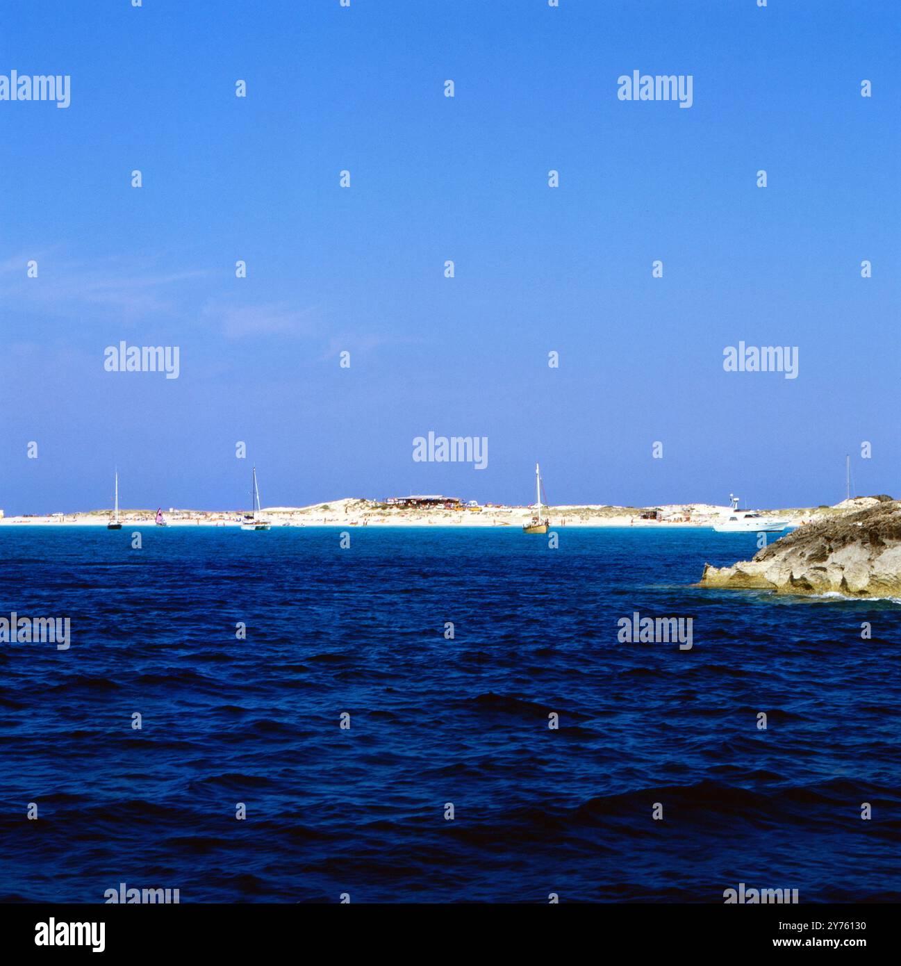 Blick auf den Strand von Redonda auf Formentera, Spanien um 1982. Banque D'Images