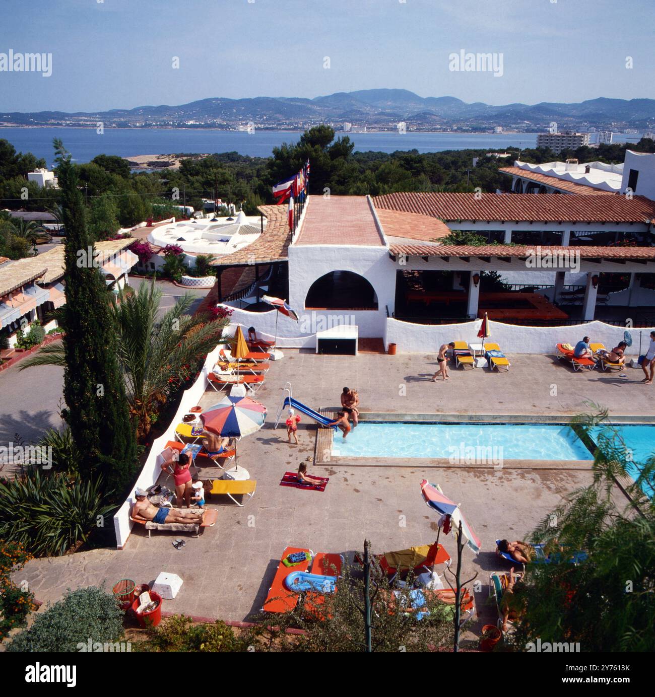 Blick auf die Hotel- und Poolanlage im Club Peuta auf Ibiza, Spanien um 1982. Banque D'Images