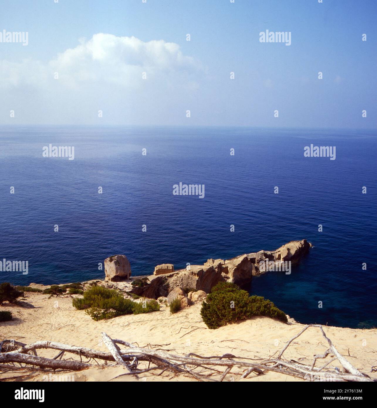 Blick das letzte Stück Festland an der Westküste auf Ibiza, Spanien um 1982. Banque D'Images