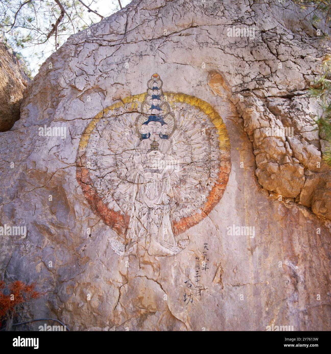 Buddhistische Malerei und chinesische Schriftzeichen als Felsmalerei auf Ibiza, Spanien um 1982. Banque D'Images