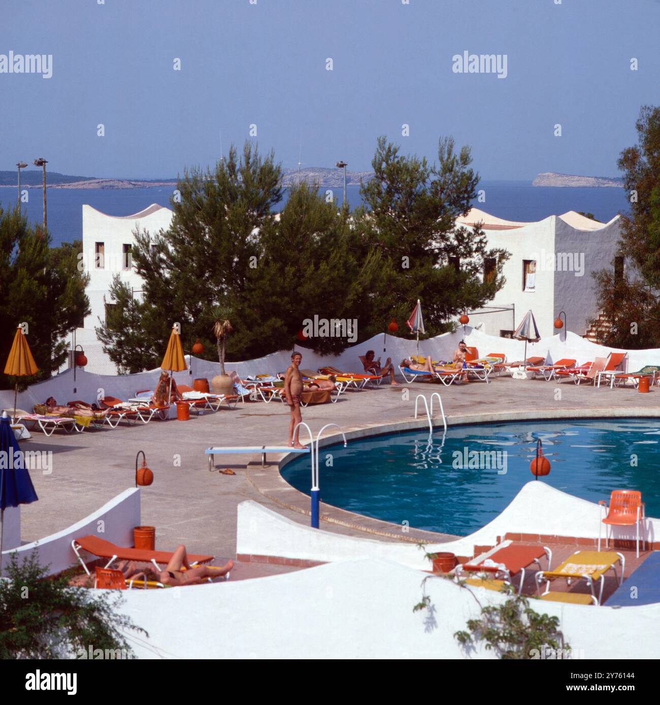 Sonnenbaden am Pool im Club Punta Arabi auf Ibiza, Espagne um 1982. Banque D'Images