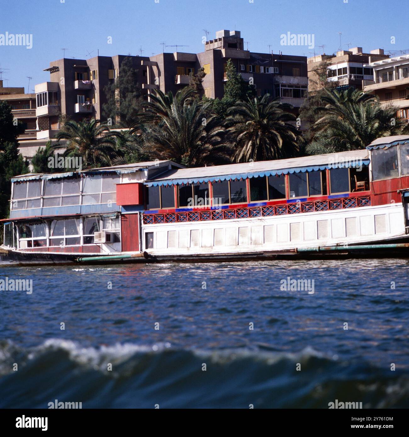 Eines der zahlreichen Schiffsrestaurants ankert am Ufer des Nil in Kairo, Ägypten um 1987. Banque D'Images