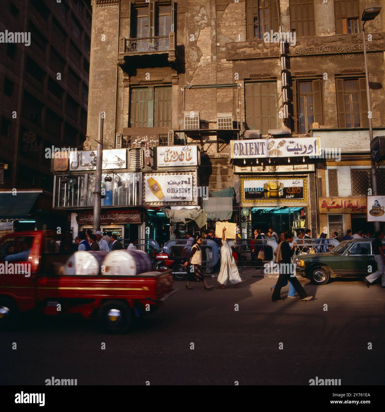 Passanten am al Chadra Platz in Kairo, Ägypten um 1987. Banque D'Images