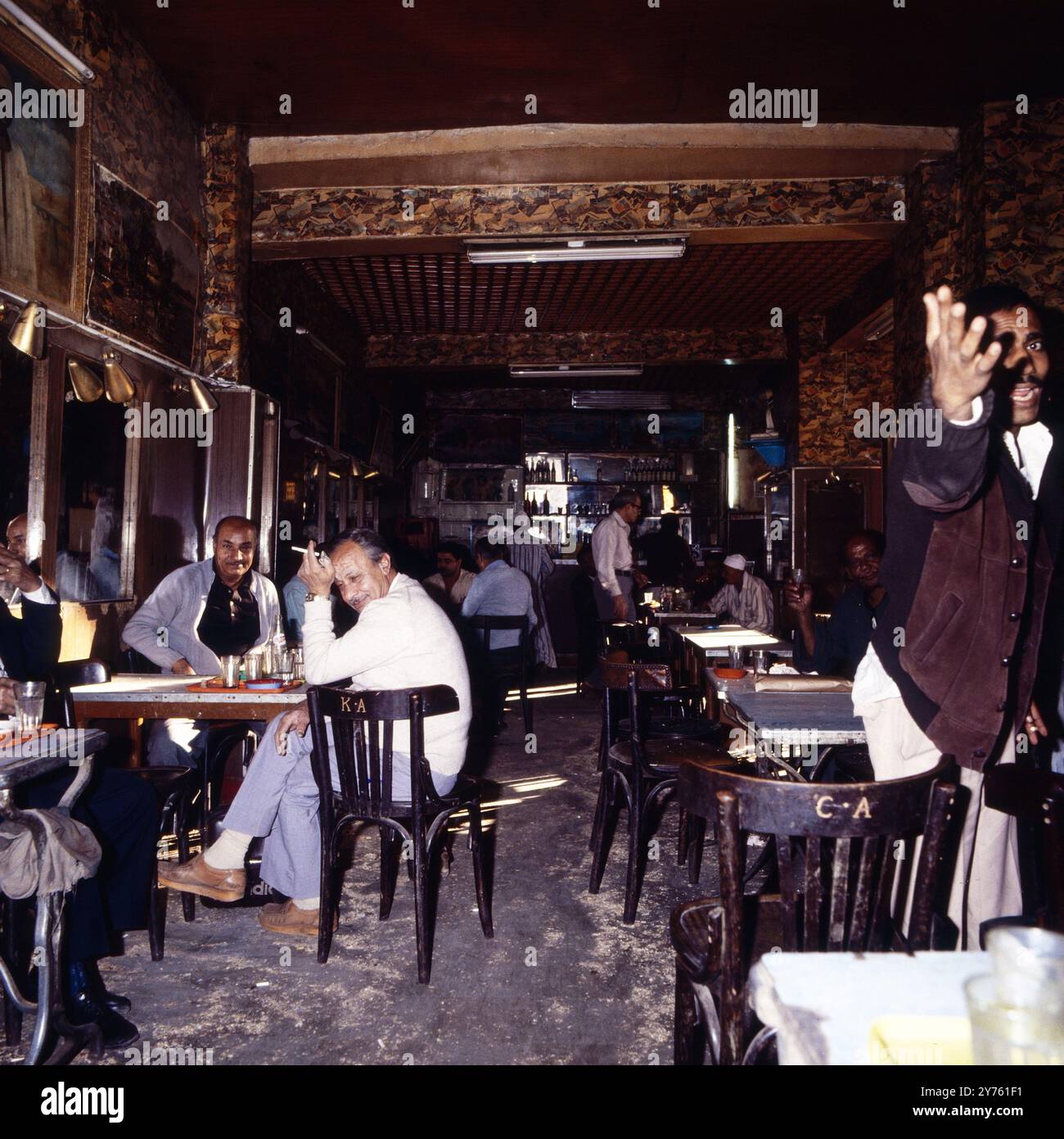 Männer sitzen in Kairo m Kaffeehaus BEI einem Tee und einer Zigarette - manchmal den ganzen Tag, Ägypten um 1987. Banque D'Images
